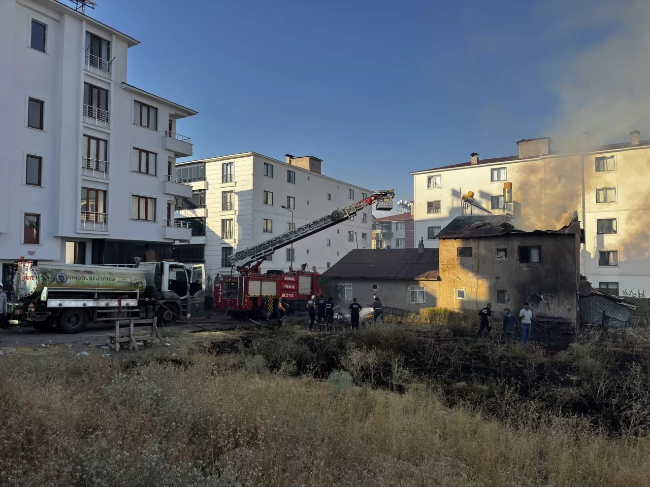 Bingöl'de iki katlı binada çıkan yangın söndürüldü