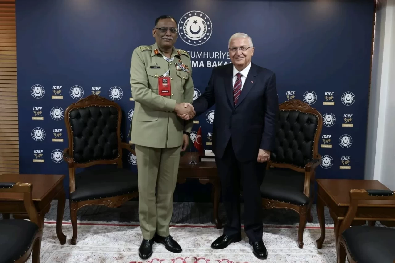 Bakan Güler, IDEF'te Vietnam ve Pakistanlı yetkilileri kabul etti