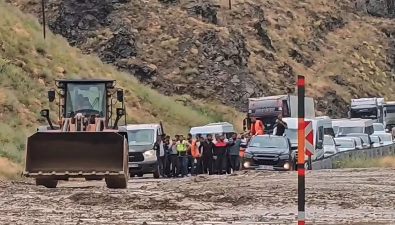 Yüksekova-Van yolunda heyelan: Araçlar mahsur kaldı