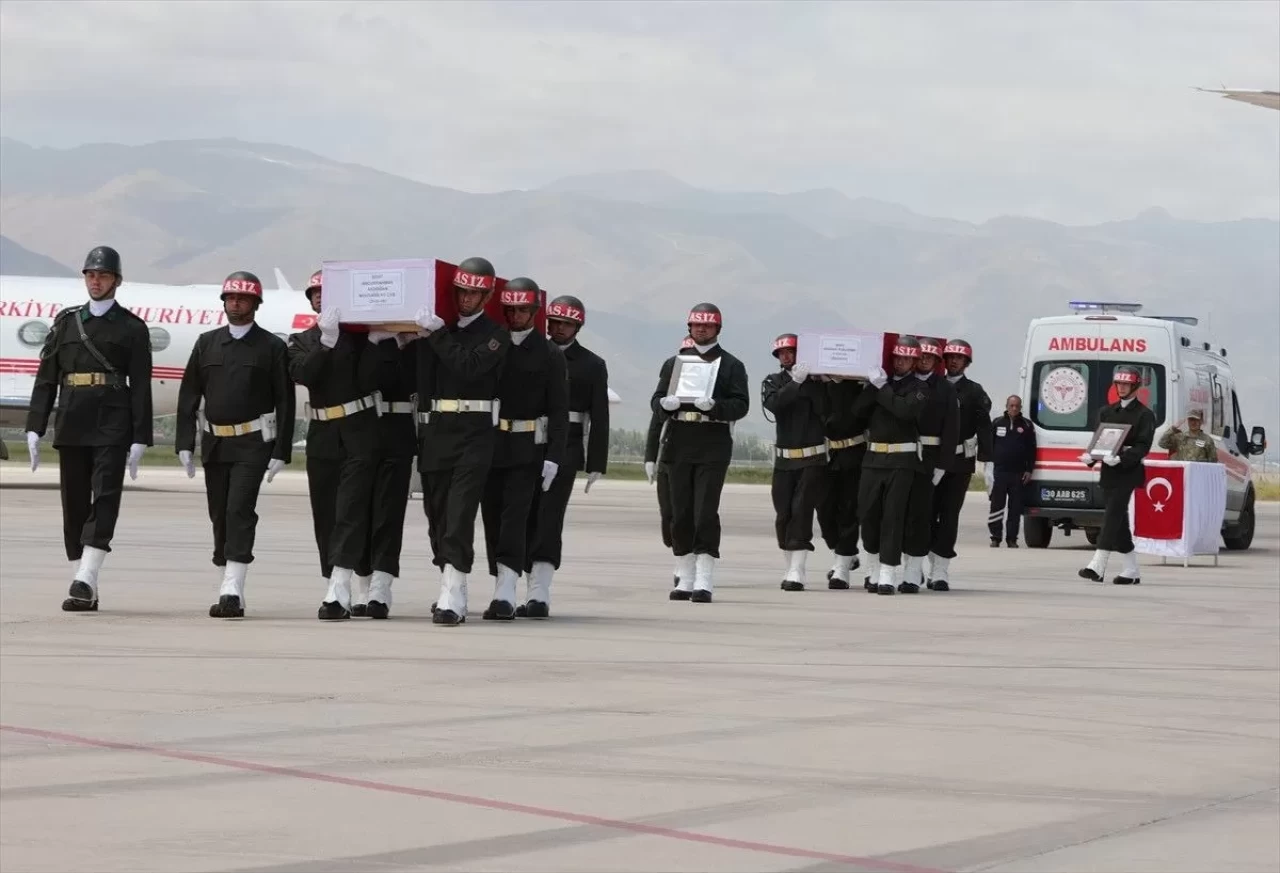 Kuzey Irak'ta şehit düşen 6 asker için Hakkari'de tören düzenlendi