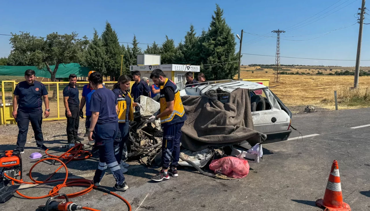 Uşak'ta kamyonla çarpışan otomobildeki baba ve kızı hayatını kaybetti