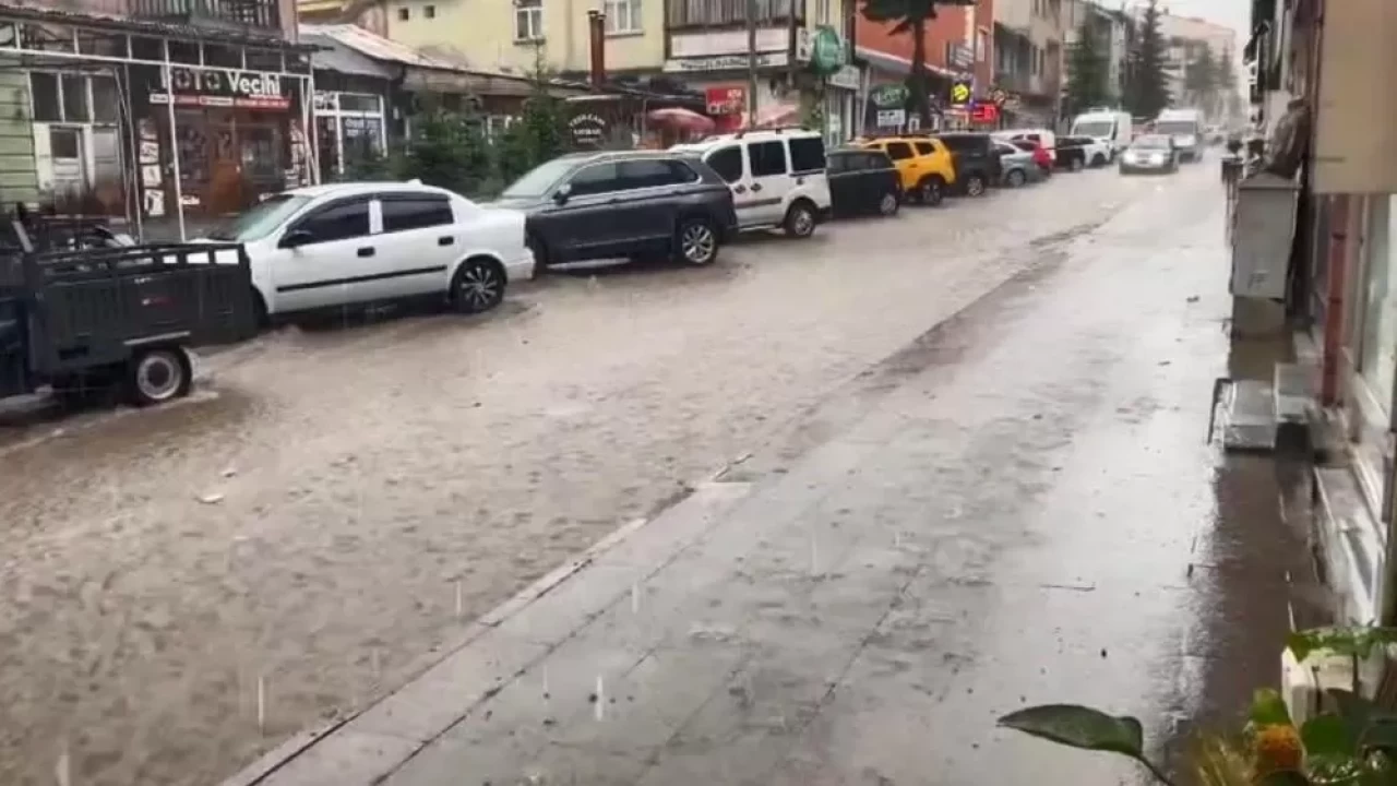 Sarıkamış’ta sağanak yağış: Caddeler göle döndü