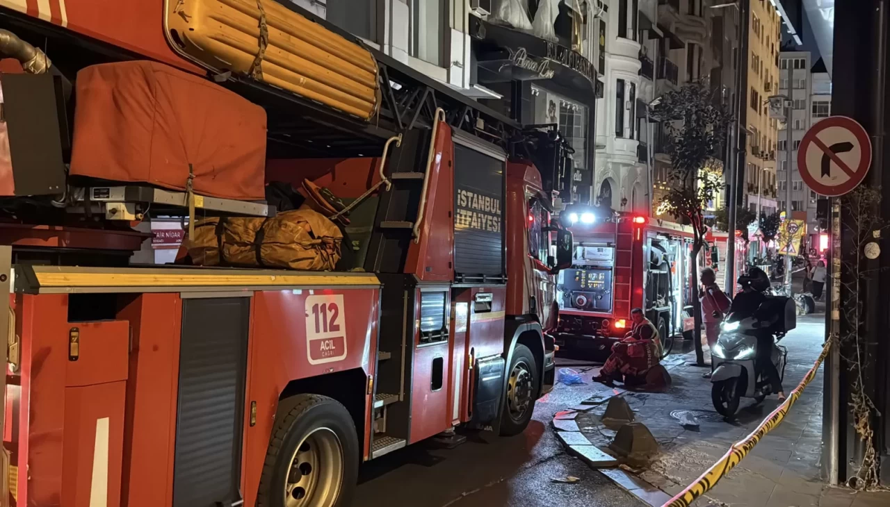 Beyoğlu'nda eğlence mekanı çatısında korkutan yangın