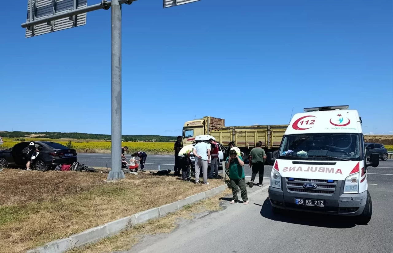 Tekirdağ'da iki otomobilin çarpıştığı kazada 9 kişi yaralandı