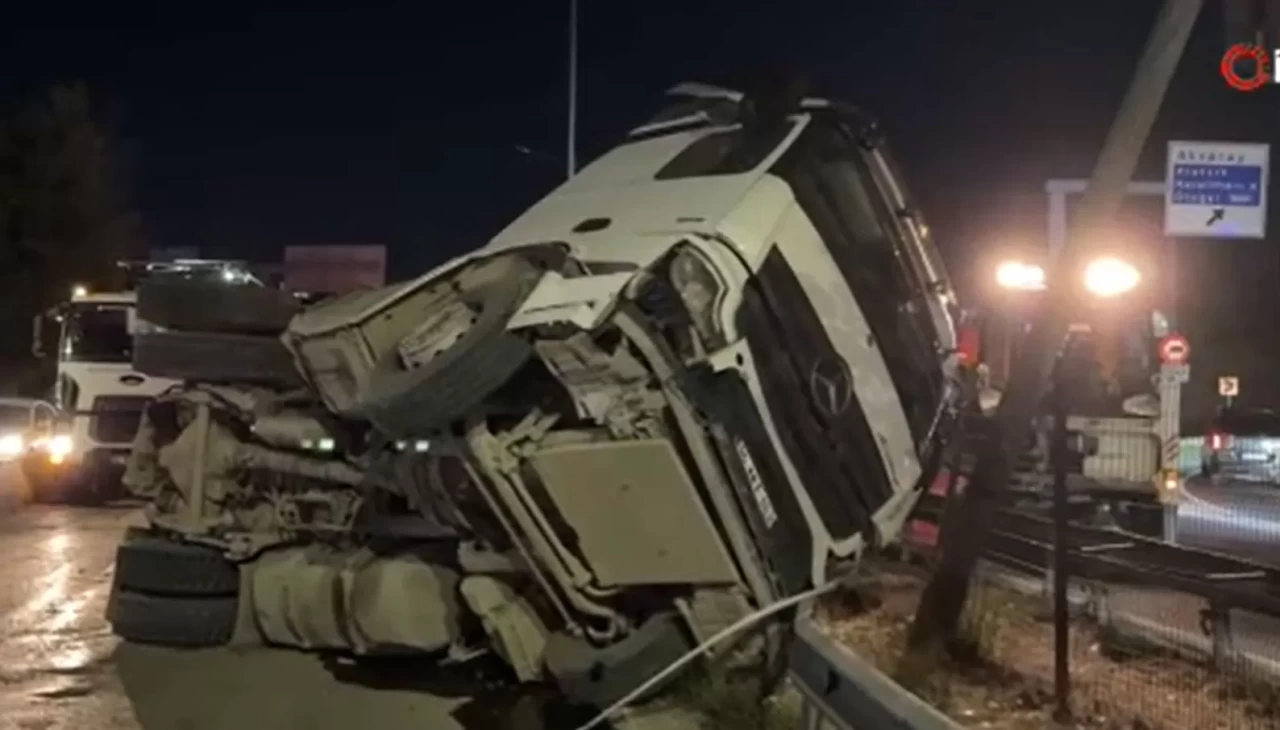 Kağıthane'de moloz yüklü hafriyat kamyonu devrildi: 1 yaralı