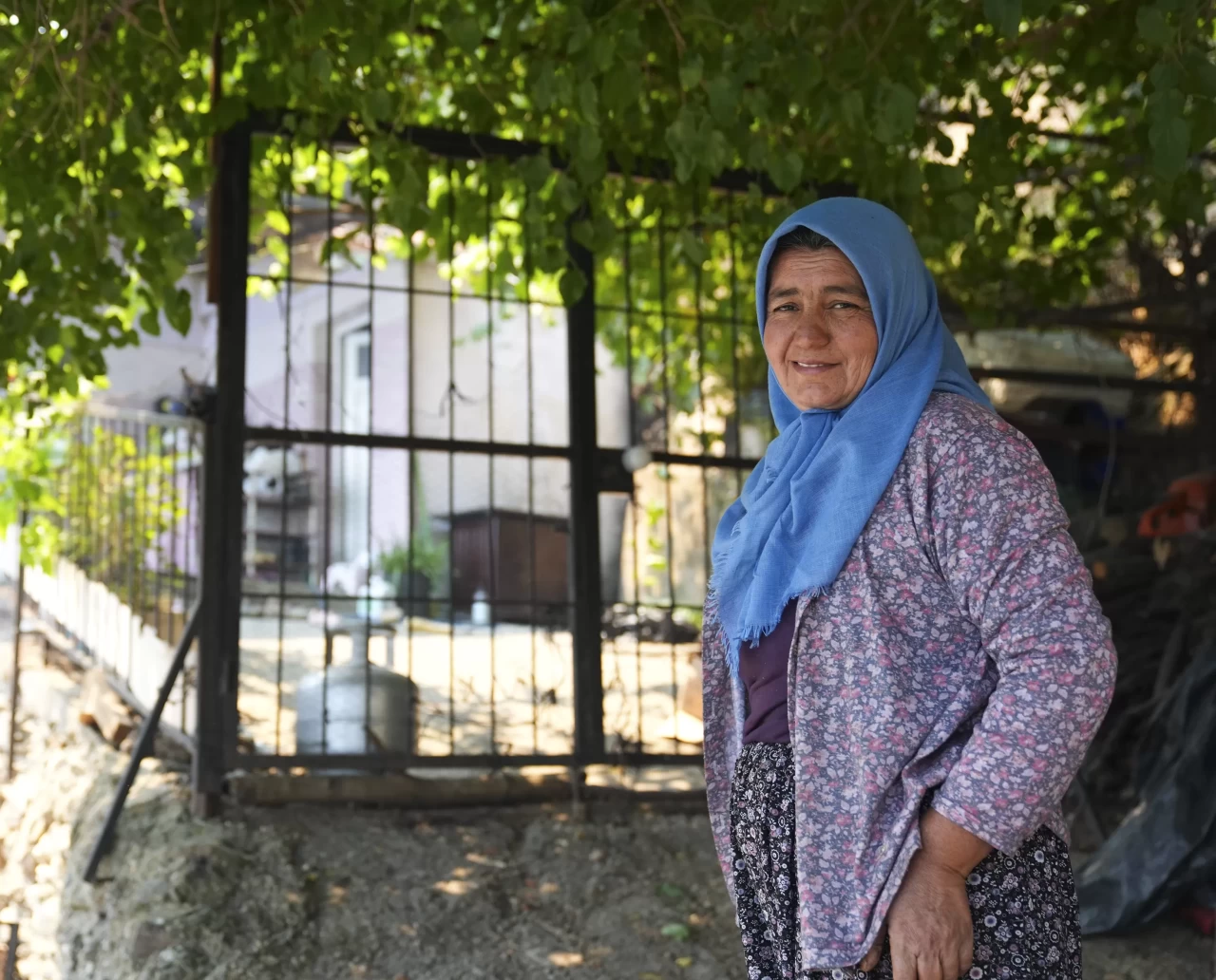 Mahallesini terk etmeyen kadın evleri orman yangınından korudu