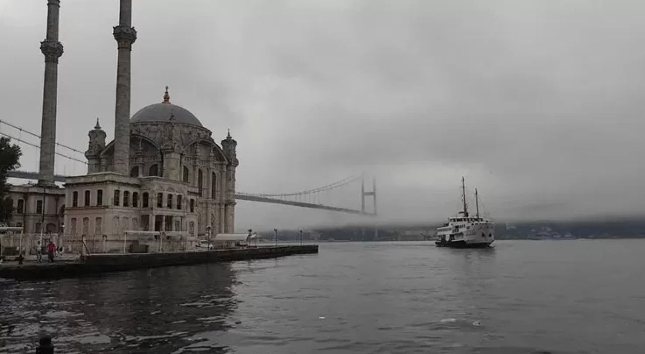 İstanbul Boğazı'nda sis etkili oluyor: Görüş mesafesi düştü
