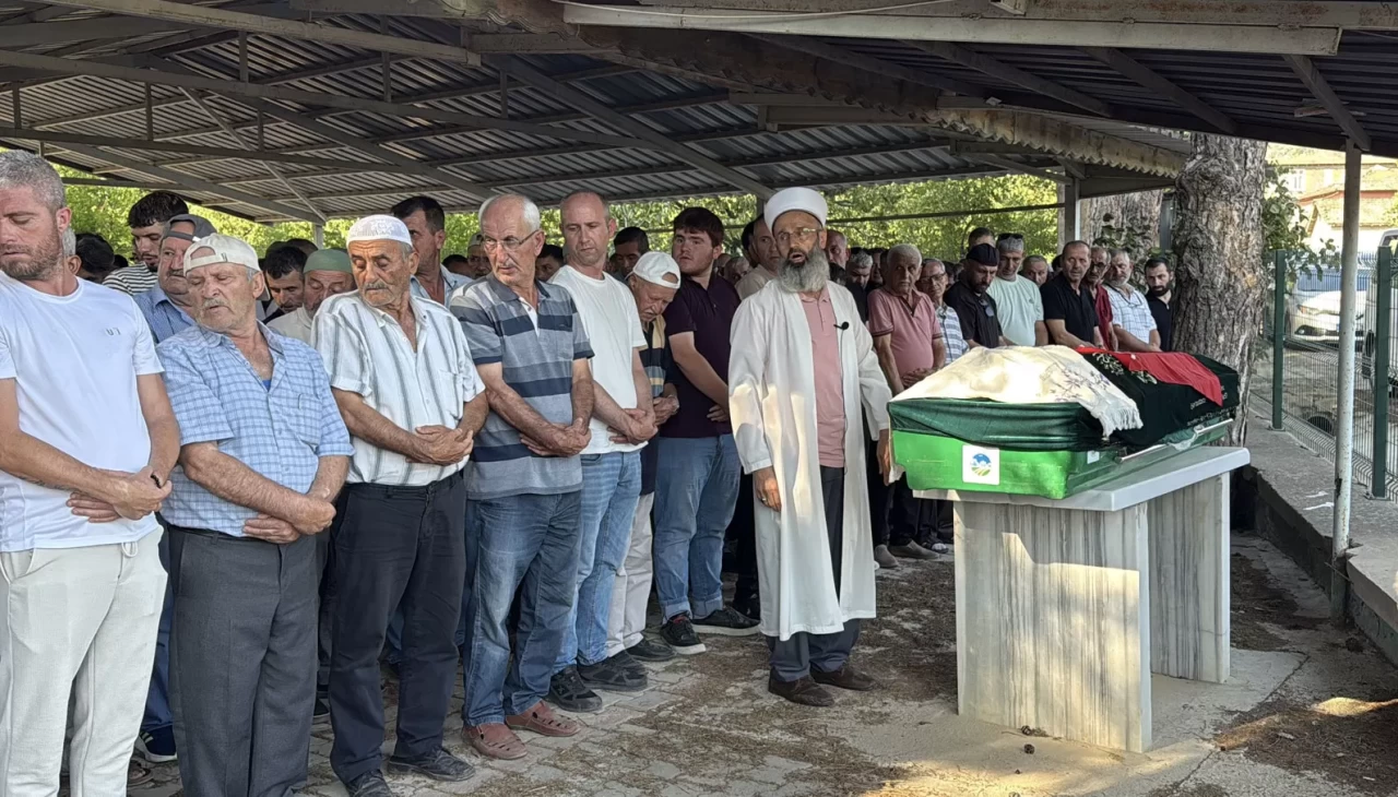Bıçaklanarak öldürülen 21 yaşındaki genç memleketi Sakarya’da defnedildi