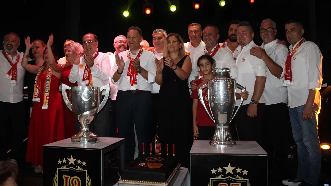 Galatasaray’ın şampiyonluk kupaları Kuşadası’nda sergilendi