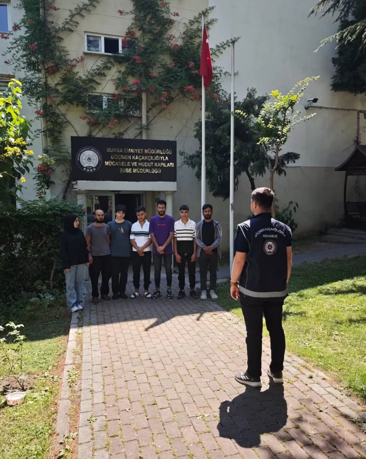 Bursa’da kimliksiz 7 göçmen yakalandı, araç trafikten men edildi