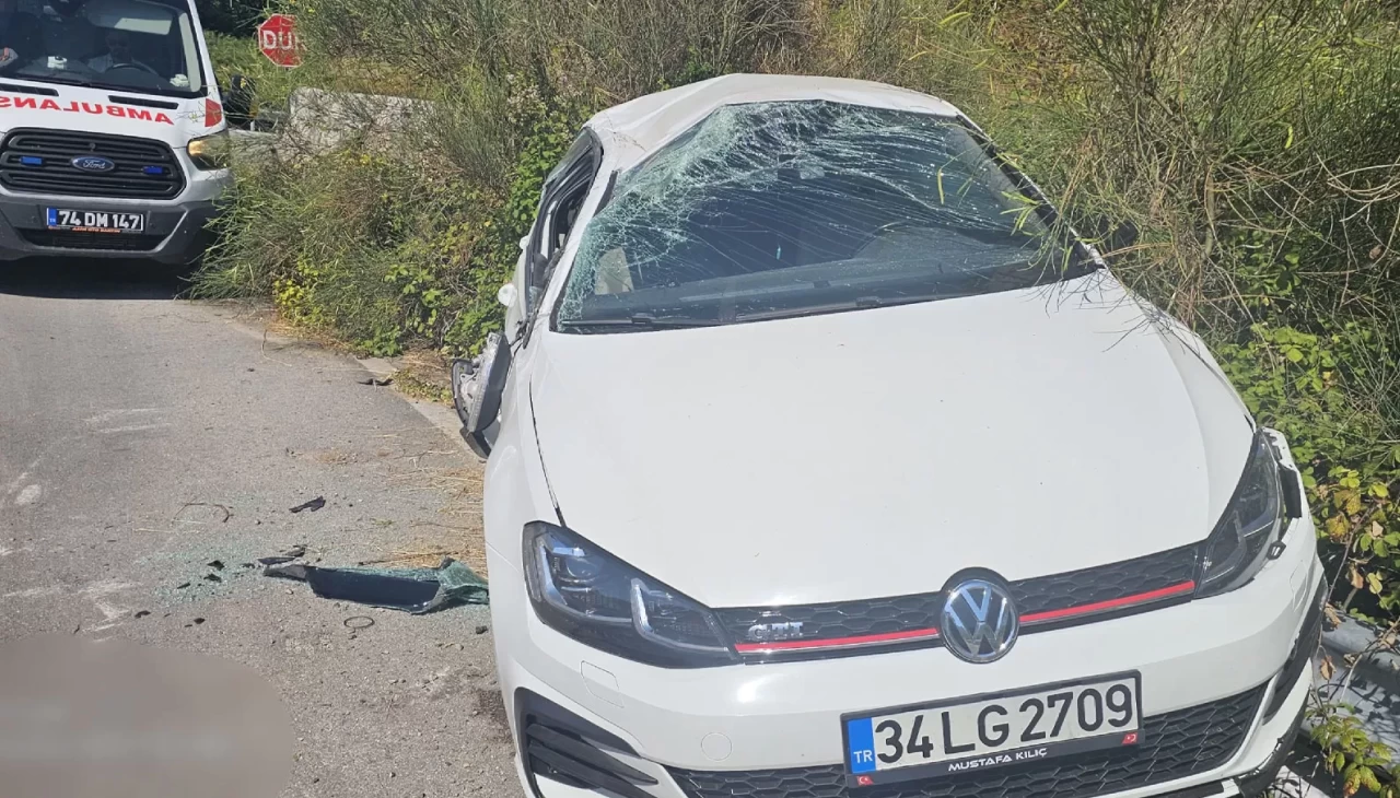 Taklalar atan otomobil uçuruma yuvarlanmaktan son anda kurtuldu: 5 yaralı