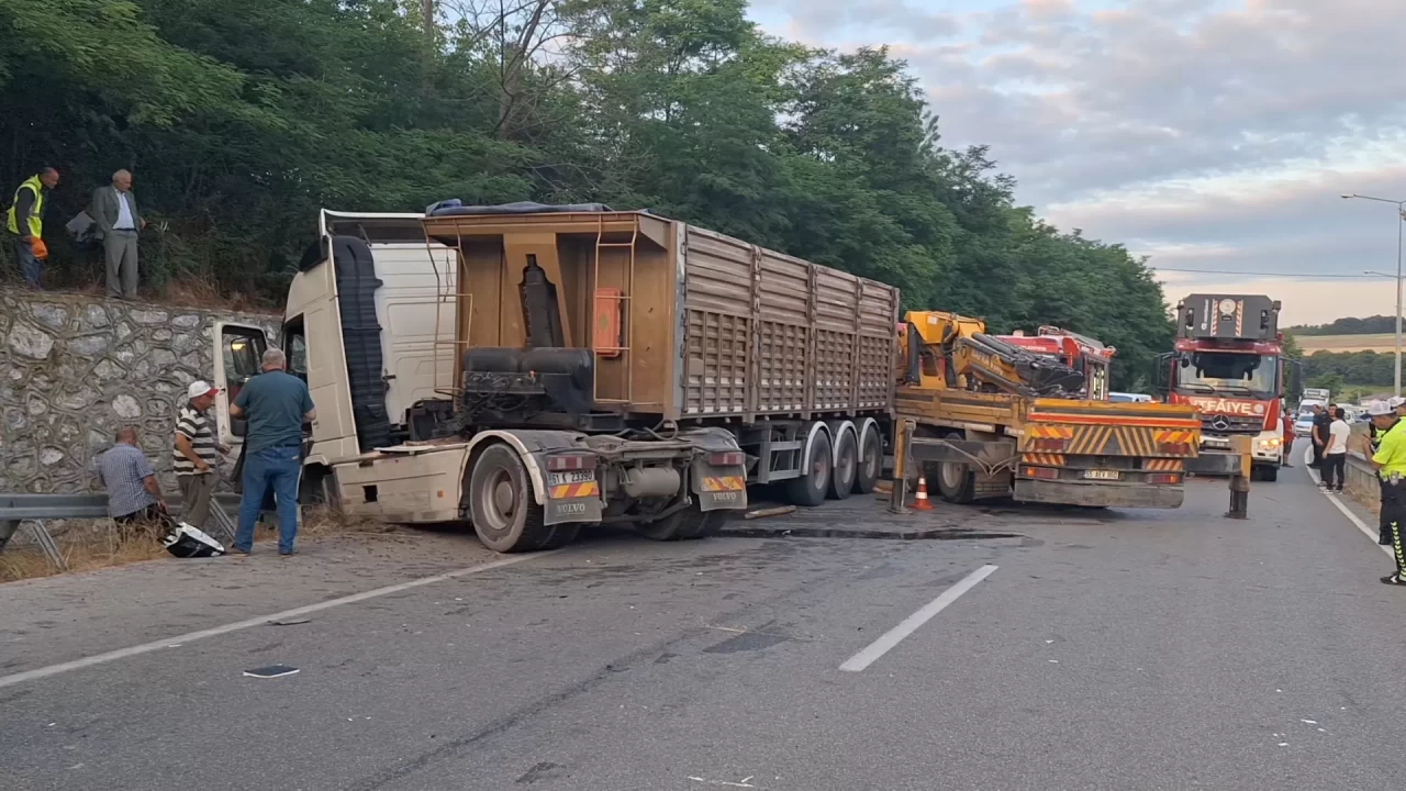 Samsun'da tırla çarpışan traktördeki 2 kişi yaralandı