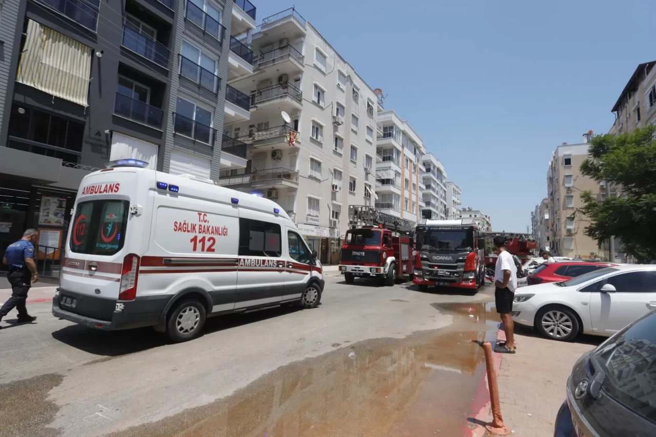 Antalya'da apartman dairesinde yangın: 10 kişi hastanede!