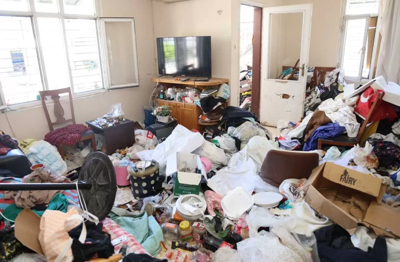 Mersin'de daha önce de temizlenen evden 6 ton çöp çıktı