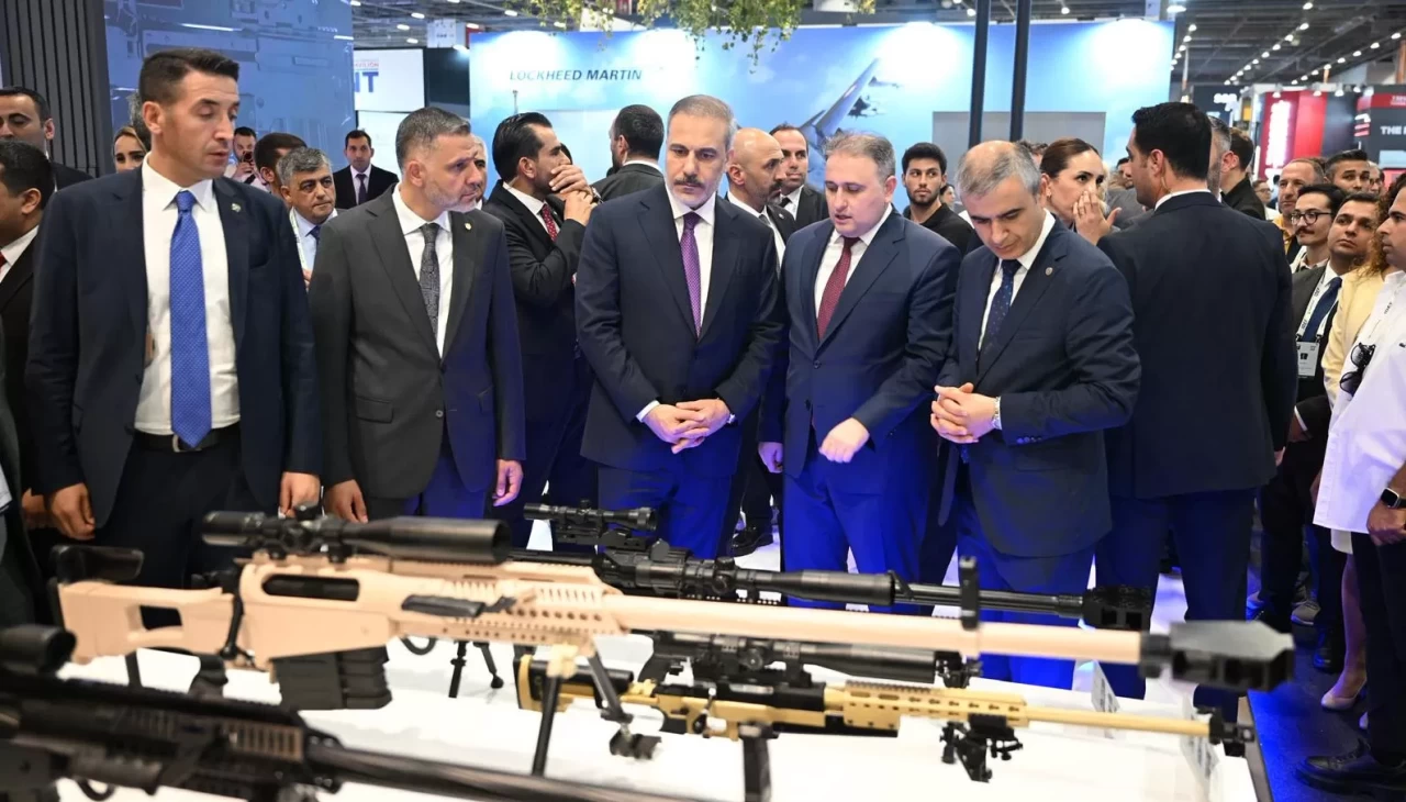 Dışişleri Bakanı Hakan Fidan, 17'nci Uluslararası Savunma Sanayii Fuarı'nda stantları gezdi