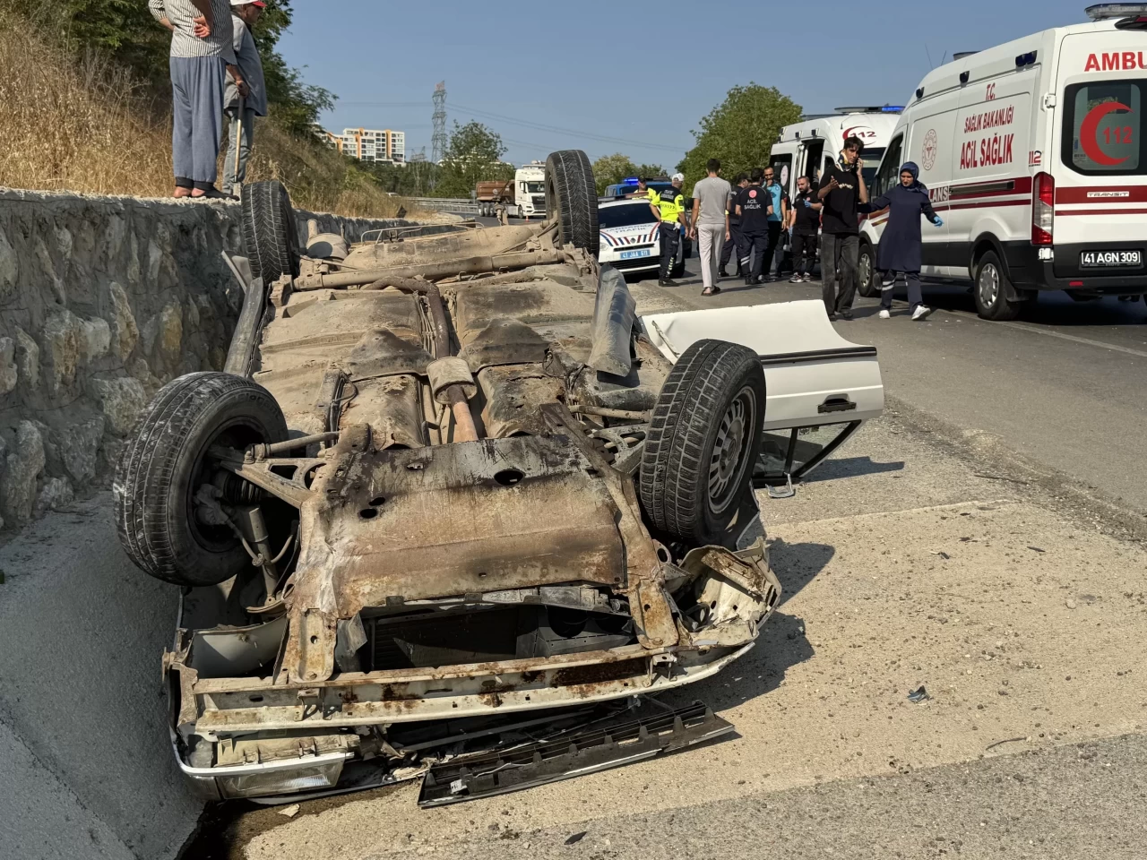 Kocaeli'de otomobil devrildi: 4 kişi yaralandı