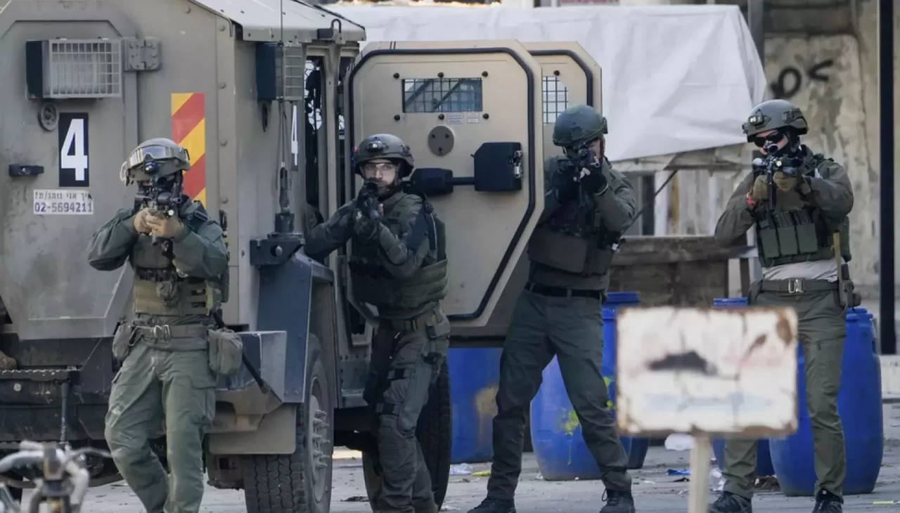 İsrail askerleri, Batı Şeria'da Filistinli bir genci öldürdükten sonra naaşını alıkoydu