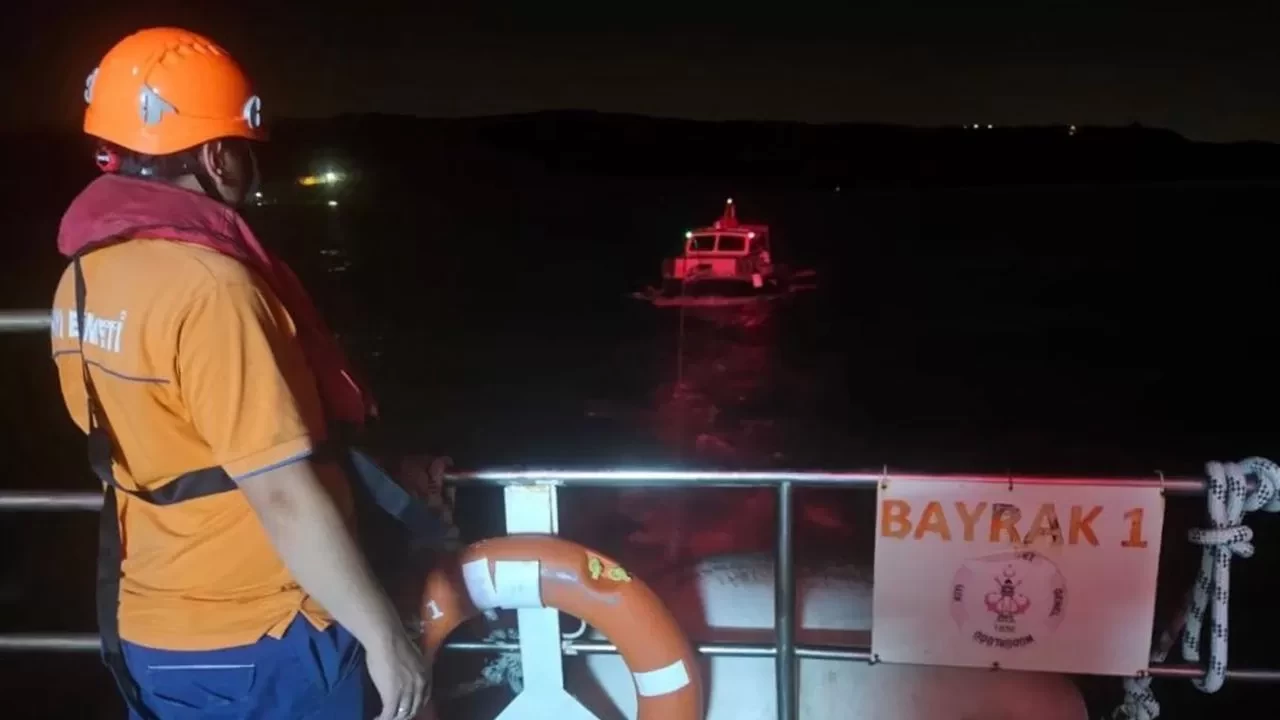 Makine arızası dehşeti yaşattı! Sürüklenen teknedeki 4 kişi kurtarıldı