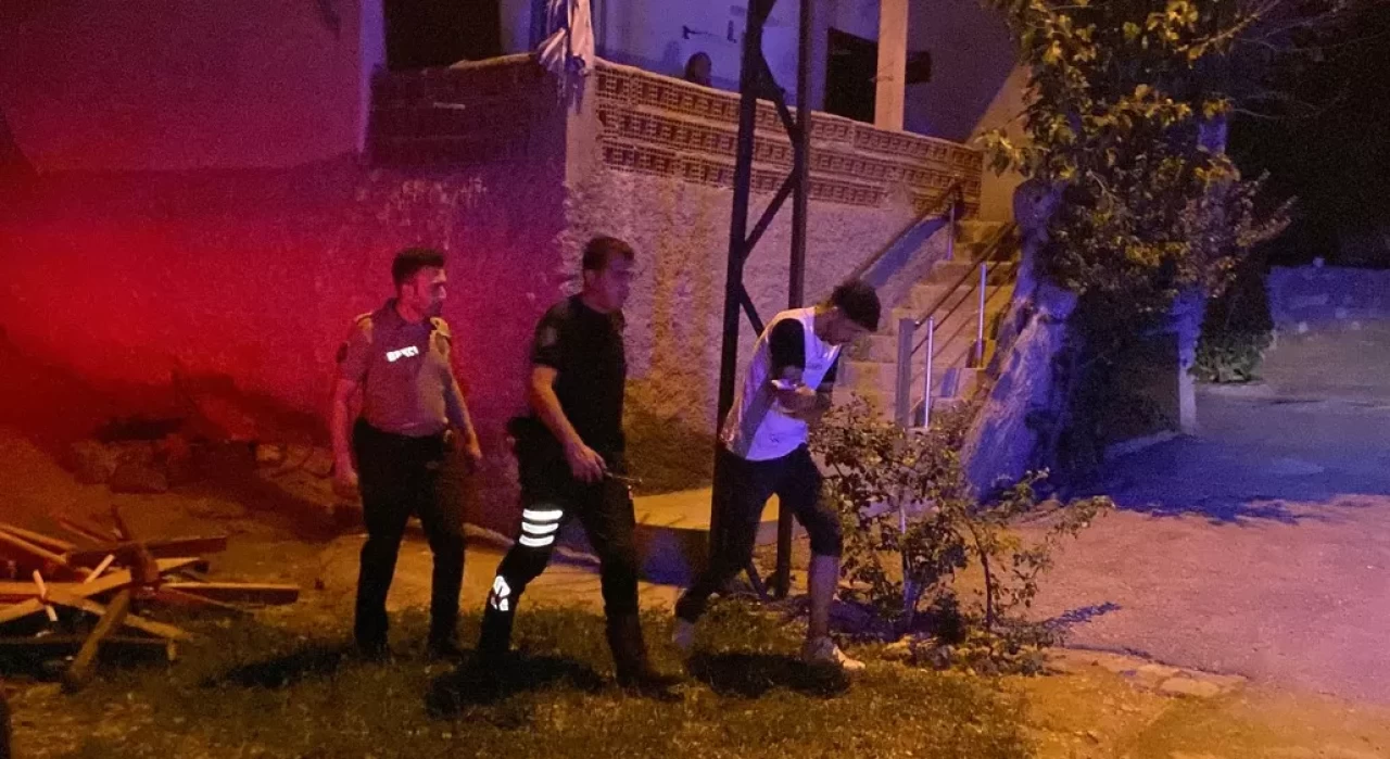 Tartışan 2 arkadaş birbirini bıçakladı: 2 yaralı