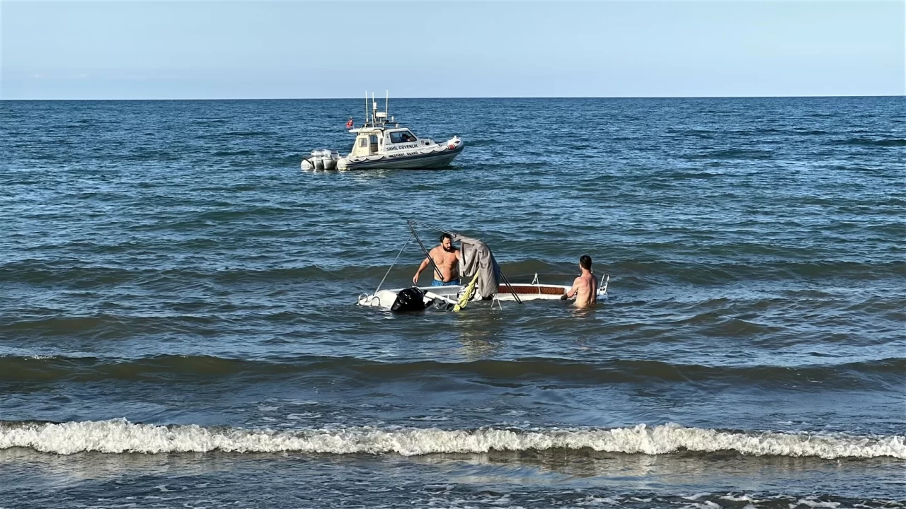 Tekne alabora oldu: 5 kişi denize düştü