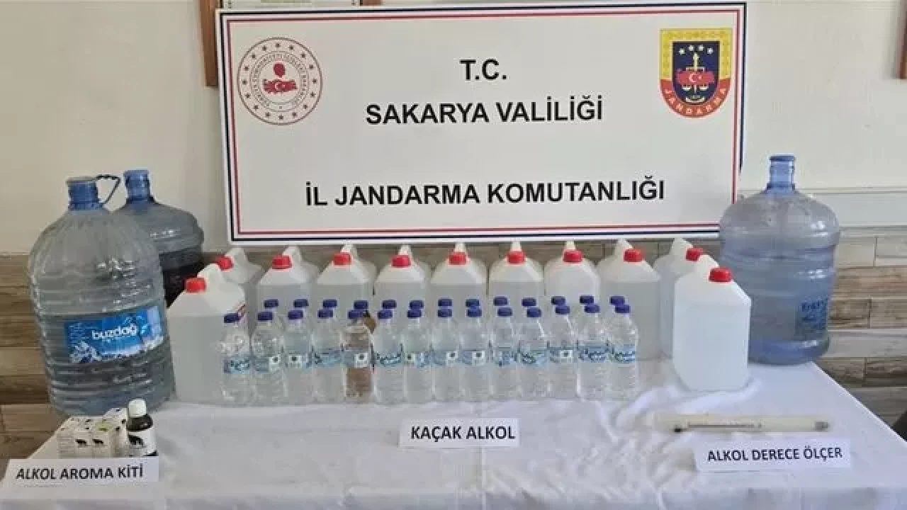 Sakarya’da sahte içki operasyonu: Evden 60 litre kaçak alkol çıktı