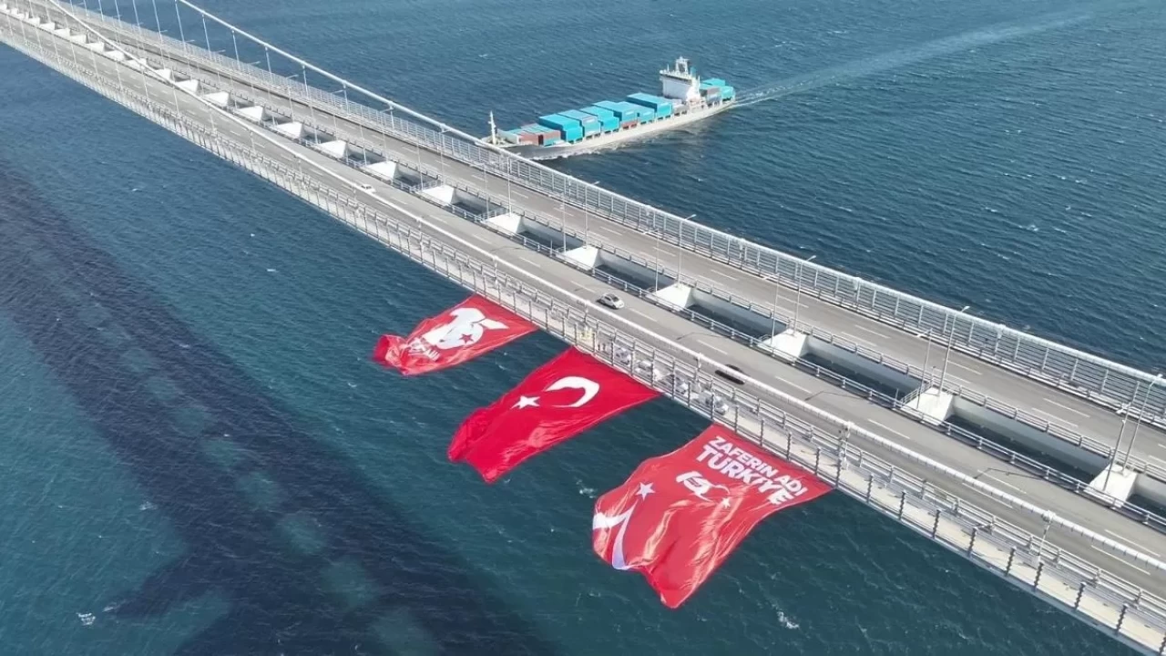 1915 Çanakkale Köprüsü’nde şanlı Türk bayrağı dalgalanıyor!