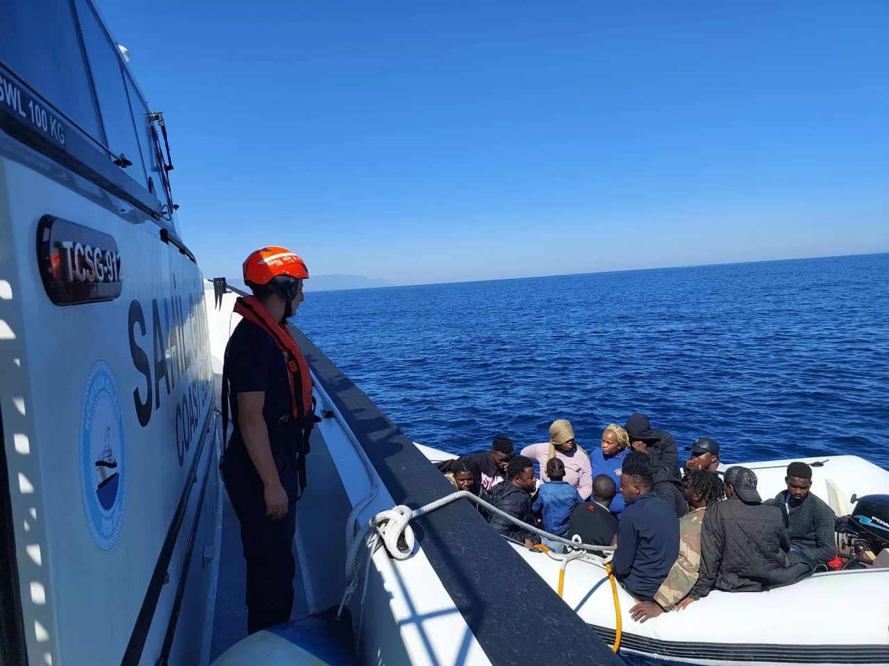 İzmir açıklarında 16 düzensiz göçmen yakalandı