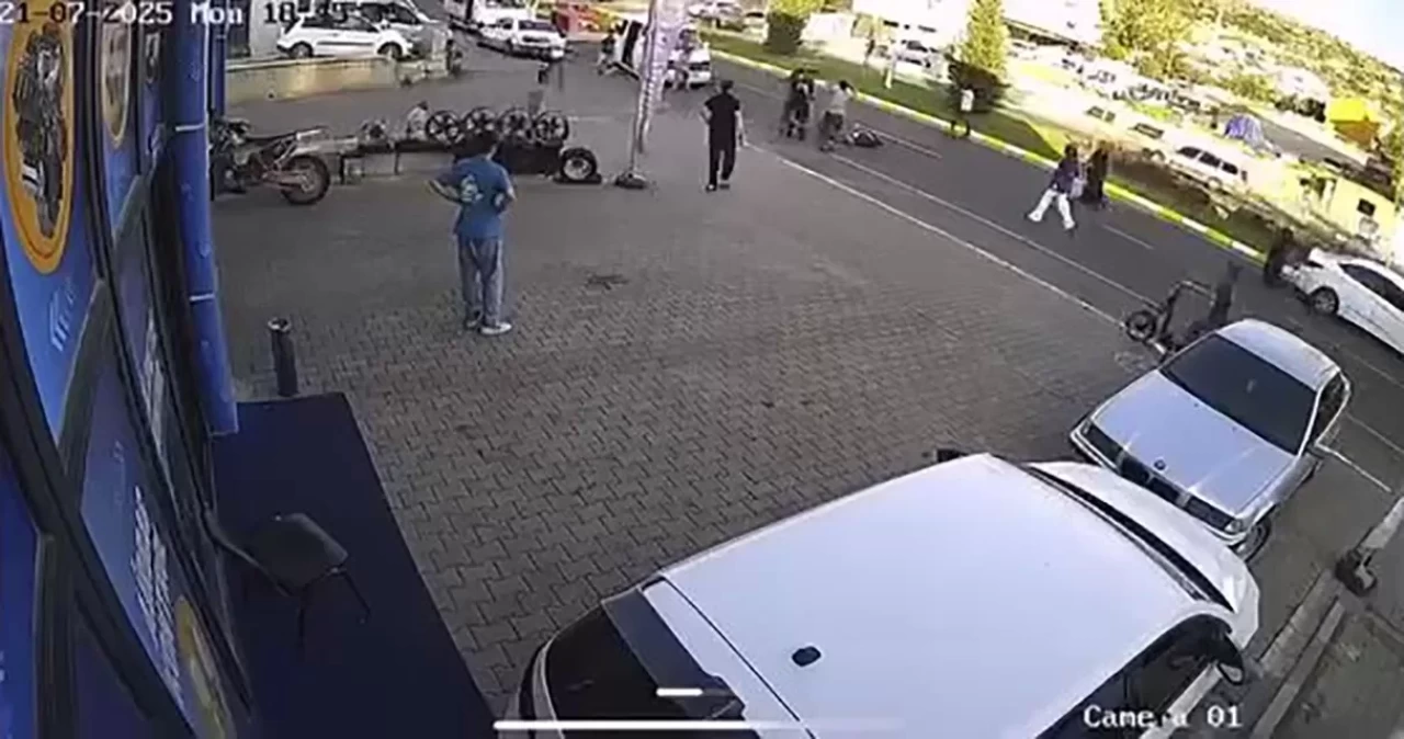 Otomobilin yaşlı adama çarptığı anlar kamerada