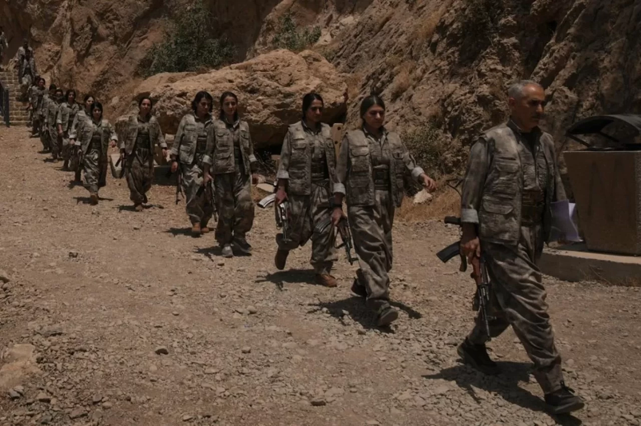 PKK silahlarını neden burada bıraktı! Mağarada dikkat çeken detay