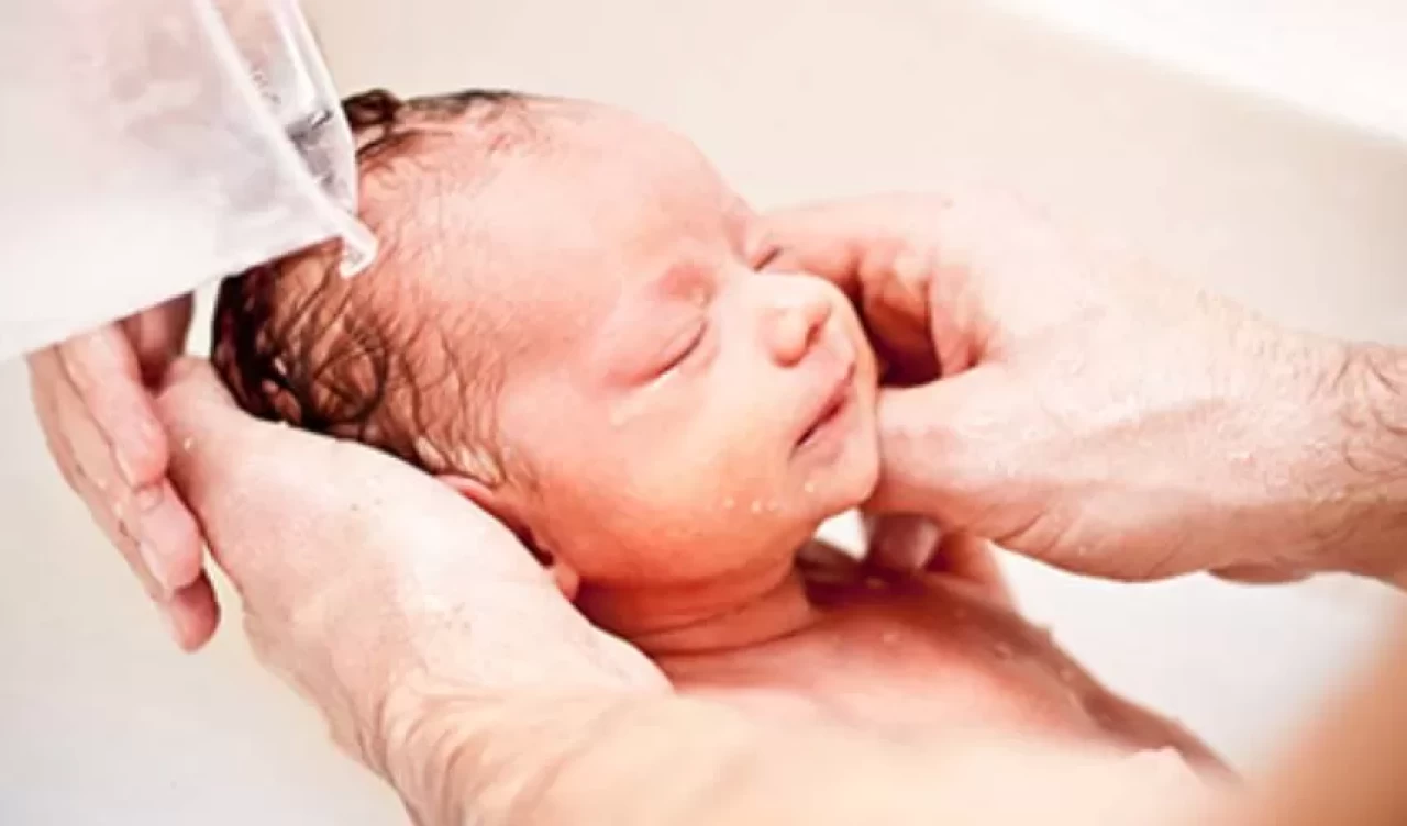 Yenidoğan bebeğe ilk banyo ne zaman ve nasıl yaptırılır?