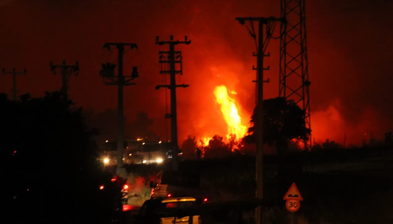 Buca’daki yangın kontrolden çıktı! Alevler Aydın sınırına dayandı, otoyol kapatıldı