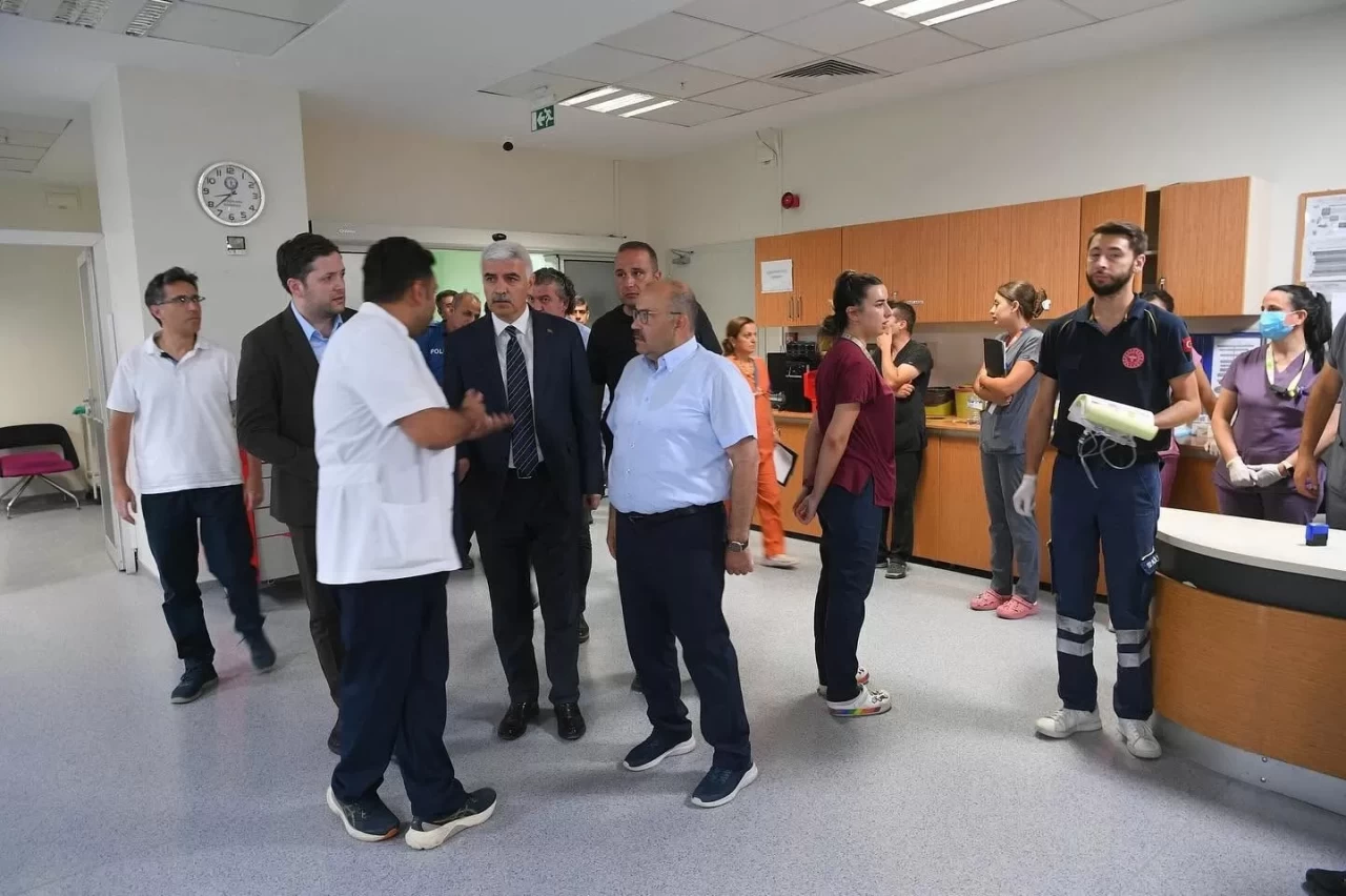 Vali Ustaoğlu, otobüs kazasında yaralanan vatandaşları hastanede ziyaret etti