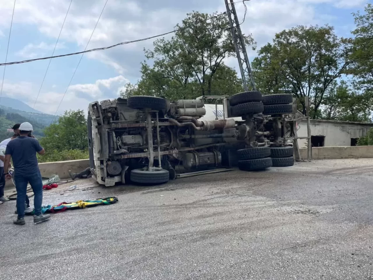 Karabük’te beton mikseri devrildi: 2 yaralı