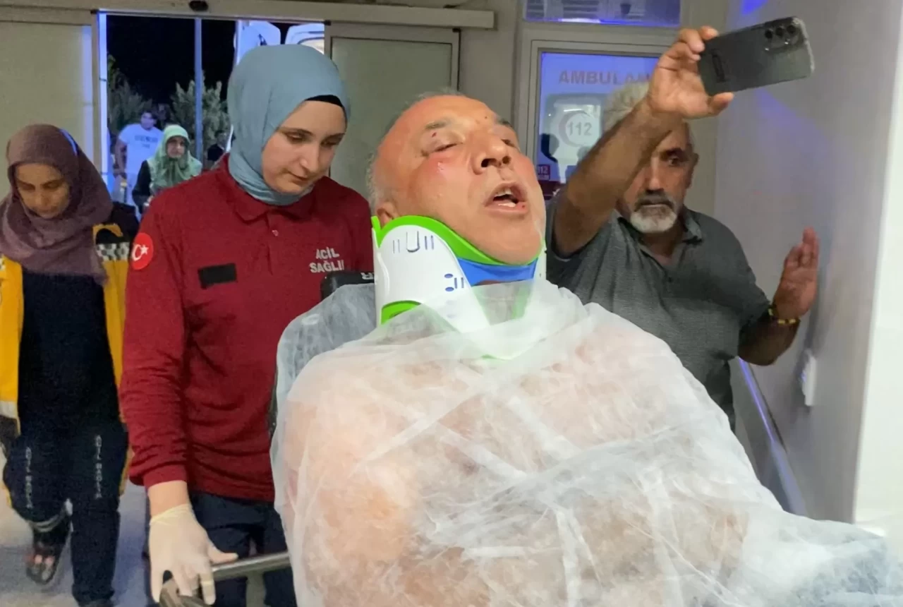 "Müziğin sesini kısın" diyen emekli polis memurunu darbedip bıçakladı