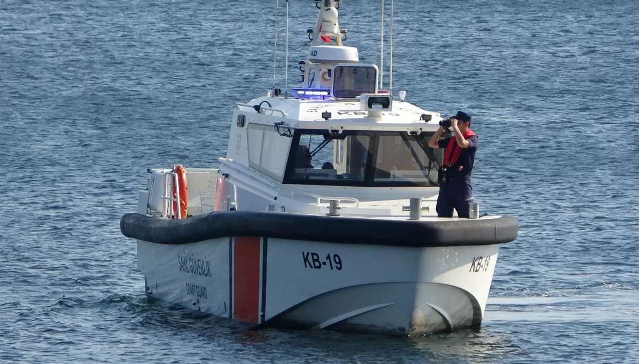 Kartal'da denize giren genç kayboldu
