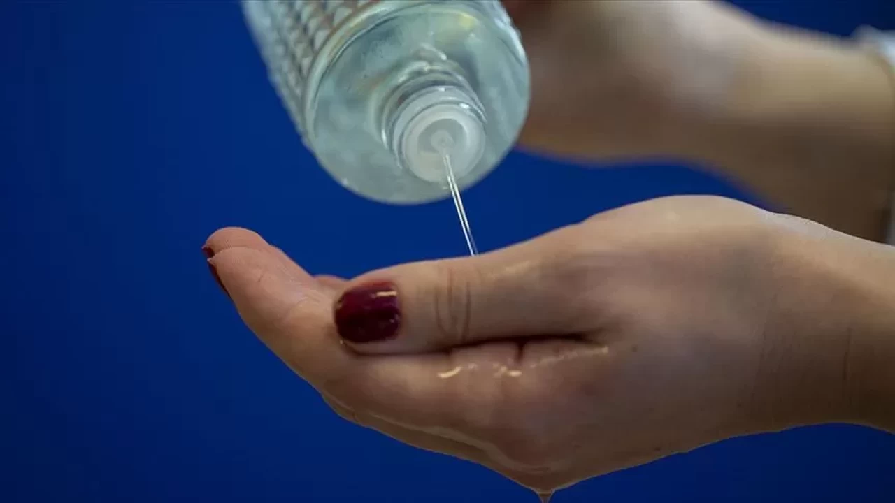 Kolonya leke çıkarır mı? Alkol bazlı temizlikte bilmeniz gerekenler