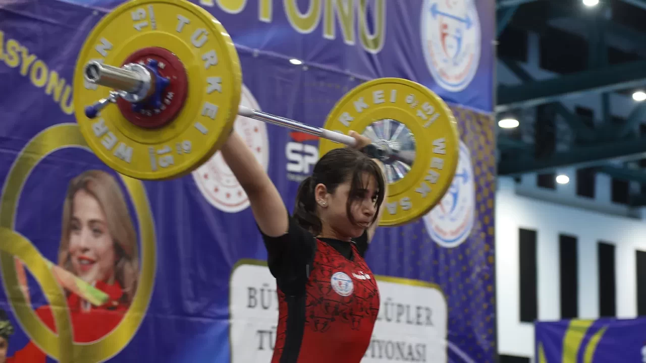 Türkiye’de kadın halterci sayısı 4 yılda 900’den 1200’e yükseldi