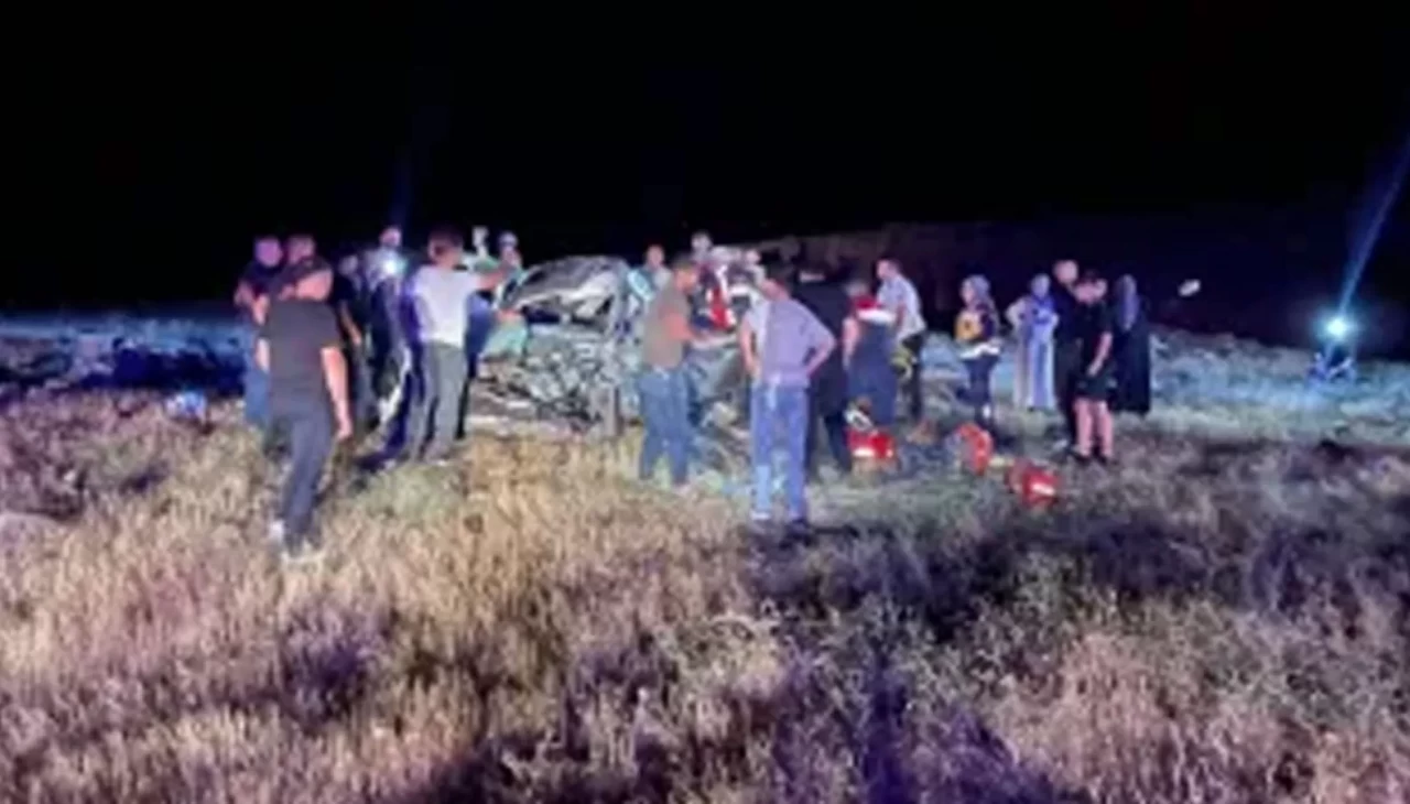 Şam'da İsrail'in hava saldırıları sonucu kapanan yollarda enkaz kaldırma çalışmaları yapılıyor