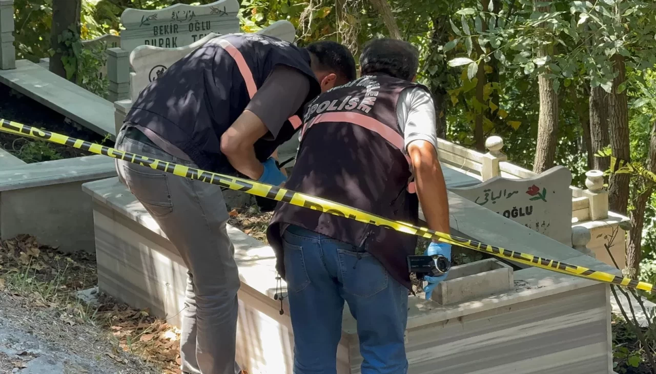 Mezarlıkta esrarengiz olay! Bal mumu bebeğin sırrı araştırılıyor