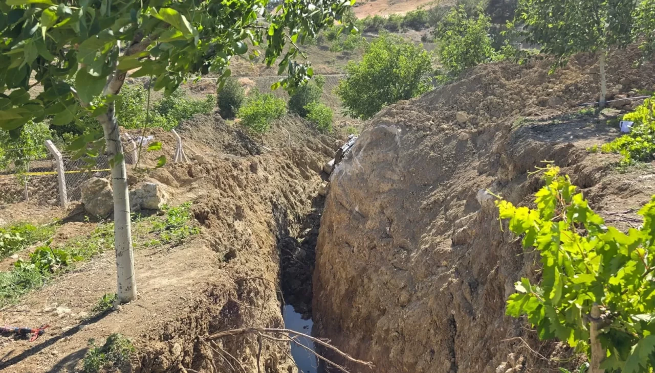 Bahçesinde kazı yaparken toprak altında kalan şahıs hayatını kaybetti