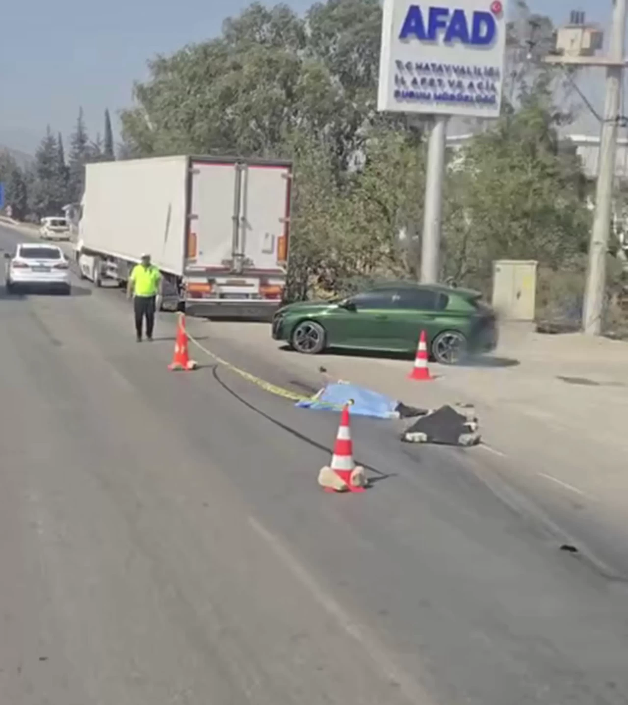 Hatay'da feci kaza: Yaya, otomobil ve tırın çarpması sonucu hayatını kaybetti
