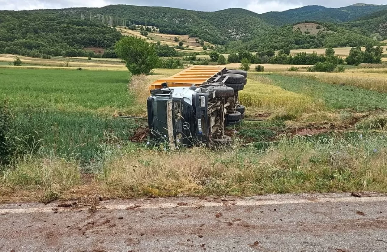 Tokat Almus'ta kamyon tarlaya devrildi, sürücü hayatını kaybetti