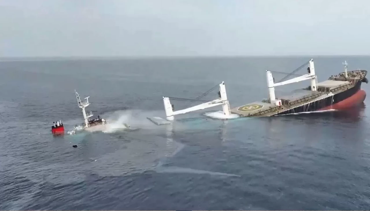 Husilerin batırdığı yük gemisinde öldüğü sanılan 10 mürettebatın sağ olduğu ortaya çıktı