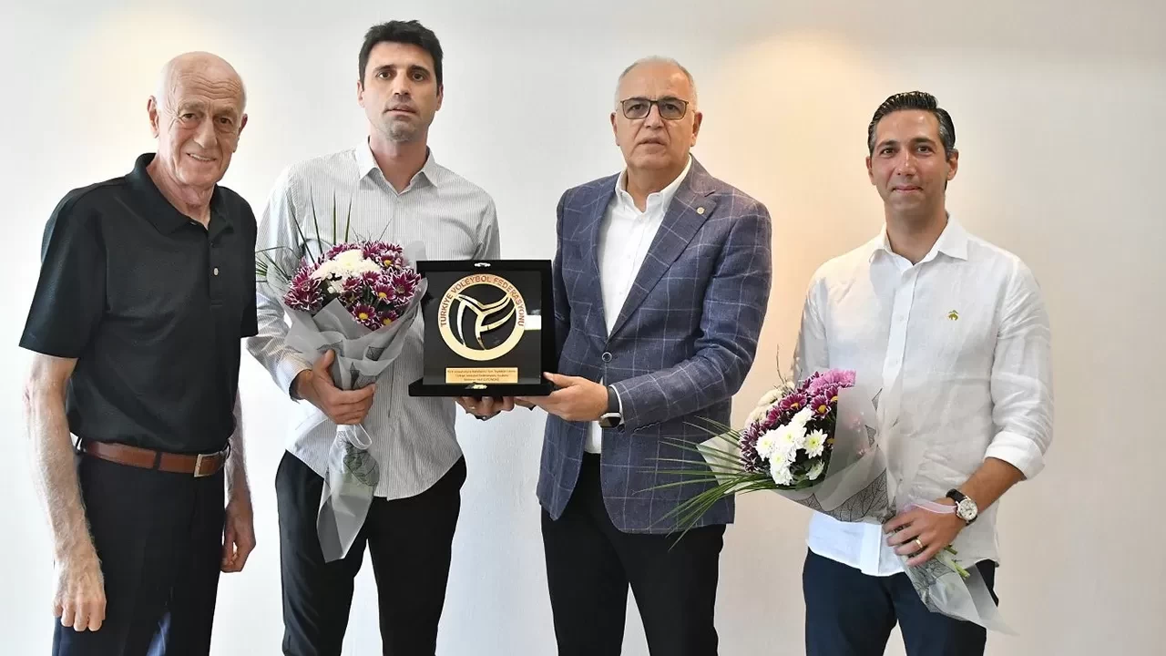 TVF Başkanı Mehmet Akif Üstündağ’dan Umut Çakır ve Mert Karatop’a teşekkür plaketi