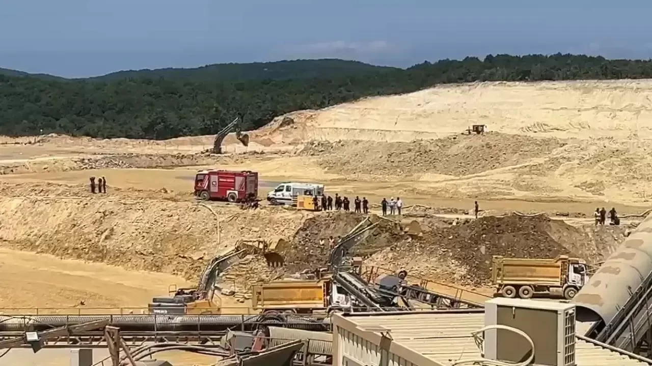 Çatalca'da iş makinesi atık su alanına düştü: Operatörünü kurtarma çalışmaları sürüyor