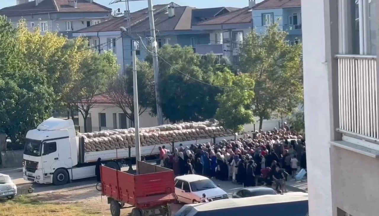 Bursa'da bir hayırsever 30 ton patatesi ücretsiz dağıttı