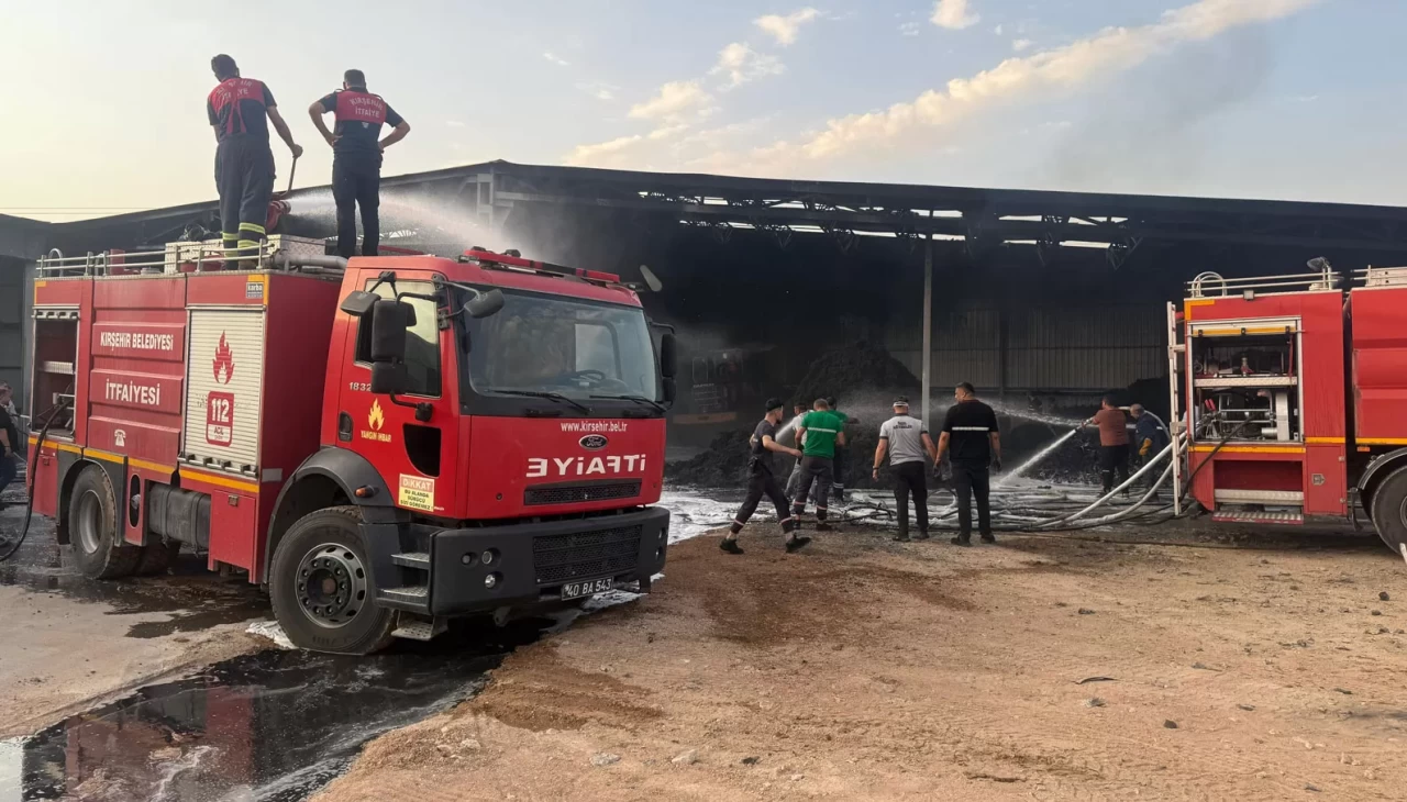Teknoloji Bakanı Kacır'ın ziyareti öncesi panik anları: Kırşehir'de Petlas fabrikasında yangın