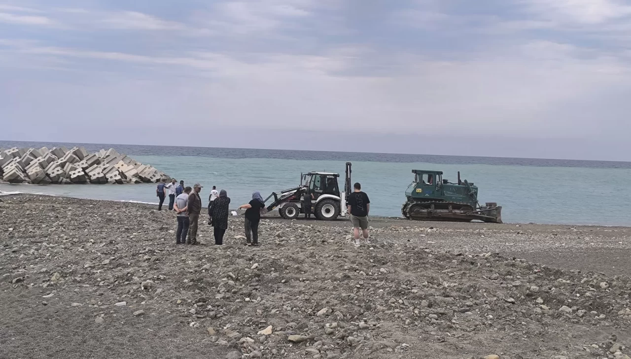 Sahilde güneşlenirken iş makinesinin altında kalarak can verdi