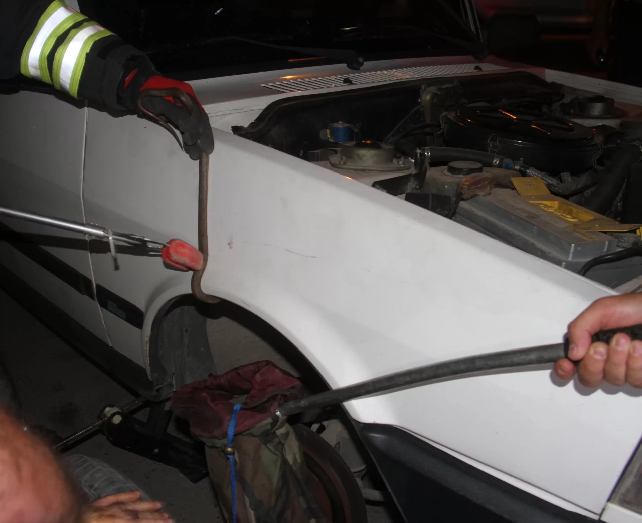 Konya'da otomobilin jantına giren yılanı itfaiye çıkardı