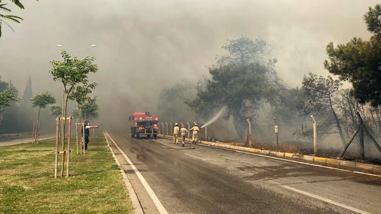 Antalya'da orman yangını: Aksu ve Muratpaşa'da evler tahliye edildi